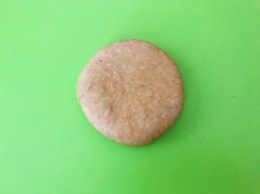 用擀面杖擀成饼状，不要擀太薄