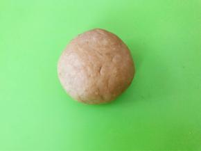 取一份面团排气擀开后滚圆