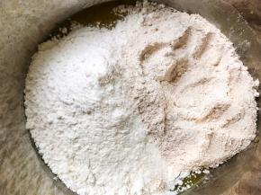 加入中粉和全麦粉