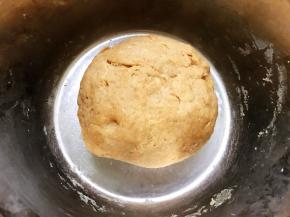 加入清水揉成面团
水不要一次加完，看情况再添加
盖上保鲜膜发酵至两倍大