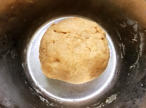加入清水揉成面团
水不要一次加完，看情况再添加
盖上保鲜膜发酵至两倍大