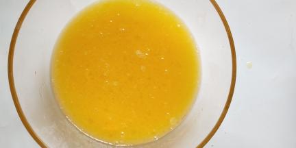 鸡蛋，糖，花生油搅拌均匀备用