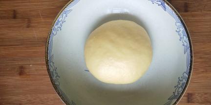 把面团重新排气揉至光滑