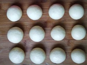 把面团平均分成12个小剂子