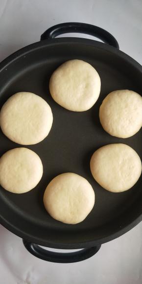 平底锅小火加热，把擀好的饼放进升温后的平底锅或者电饼铛里。（一定要小火，再有就是锅内不抹油，注意不抹油）