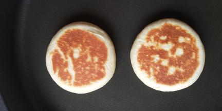 等一面上色满意，翻过来烙至双面金黄就可出炉