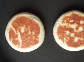 等一面上色满意，翻过来烙至双面金黄就可出炉