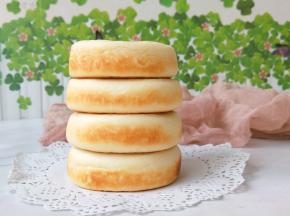 如果喜欢同体金黄的饼体，可以把饼边竖起来烙至金黄