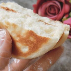 掰开看看口感松软，味道香美。