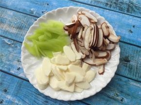 将香菇、山药、莴笋切成薄片。