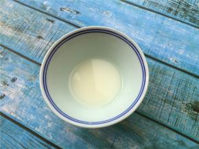 取碗加入少半碗清水、1勺淀粉，适量鸡精拌匀备用。