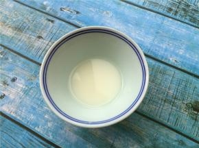 取碗加入少半碗清水、1勺淀粉，适量鸡精拌匀备用。
