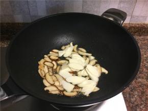 放入香菇和山药翻炒1分钟，待香菇和山药变色即可。