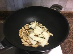 放入香菇和山药翻炒1分钟，待香菇和山药变色即可。