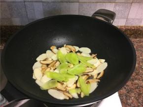 放入莴笋片翻炒10秒。