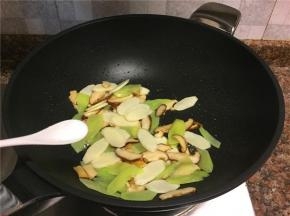 放入盐翻炒10秒。