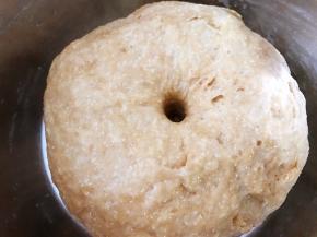 发酵完成，手指插入面团不回缩不塌陷即可