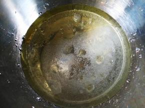 将玉米油、水和20克白糖混合