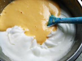 将搅拌好的蛋糕糊倒回蛋白盆中