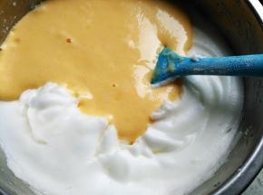 将搅拌好的蛋糕糊倒回蛋白盆中