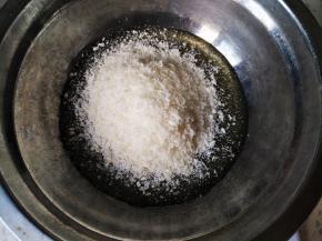 将蜂蜜和椰蓉混合