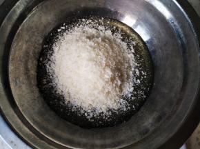 将蜂蜜和椰蓉混合