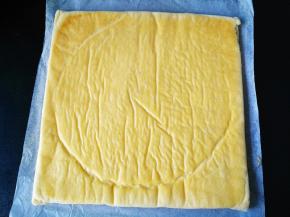 稍凉倒扣在一张油纸上，撕开表面油纸