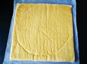 稍凉倒扣在一张油纸上，撕开表面油纸