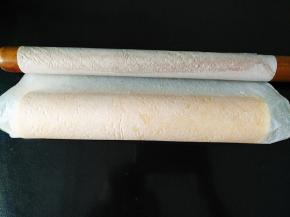 借助擀面杖卷起，完全冷却后即可切块享用