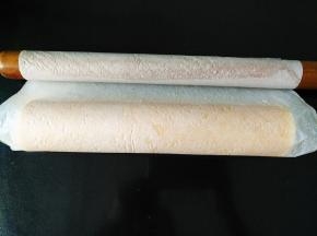 借助擀面杖卷起，完全冷却后即可切块享用