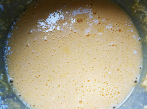 用电动打蛋器搅拌均匀