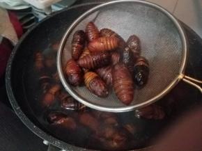 大约2-3分钟，关火沥水捞出。