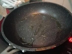 准备一个平底锅，无水加少许植物油热锅。