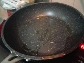 准备一个平底锅，无水加少许植物油热锅。