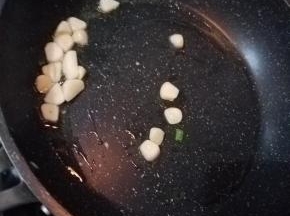 蒜瓣切片，加入热油中炒香，家里有姜的话，炒点姜丝更佳。