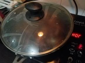 蚕蛹不太容易入味，最好盖上盖子焖一小会儿，利用电陶炉的预热即可。