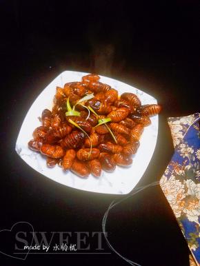 装盘，来点小葱点缀下，一道家常炒蚕蛹就可以了。