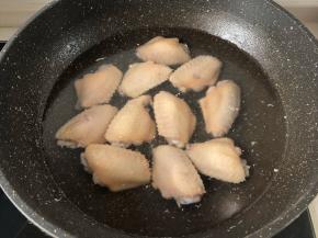 鸡翅洗净放开水里煮1分钟左右捞出沥水