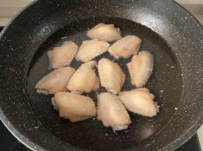 鸡翅洗净放开水里煮1分钟左右捞出沥水