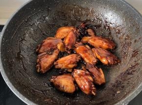 轻翻鸡翅，基本所有的汁都裹在鸡翅上了！
