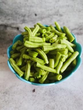 豆角去茎，洗干净截段备用。