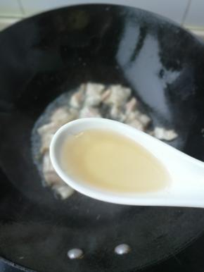 倒入一勺料酒继续煸炒