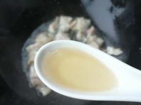 倒入一勺料酒继续煸炒