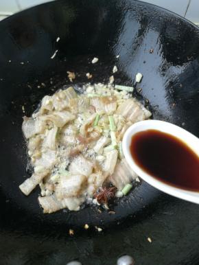 这时放入葱和蒜，再放入一勺生抽继续煸炒