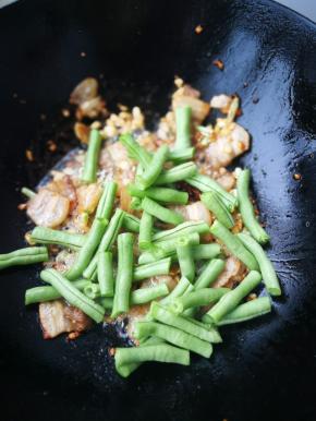 直到煸炒出香味放入洗干净的豆角翻炒均匀。