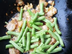 直到煸炒出香味放入洗干净的豆角翻炒均匀。