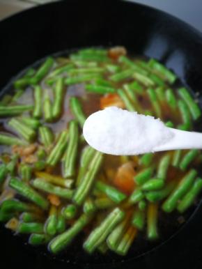 加水淹过豆角放入一勺老抽和适量盐