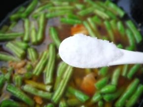 加水淹过豆角放入一勺老抽和适量盐