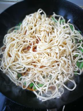 铺上面条盖盖子焖改中火焖13分钟左右。一定要中火哦，不要大火哦会糊的。