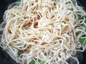 铺上面条盖盖子焖改中火焖13分钟左右。一定要中火哦，不要大火哦会糊的。